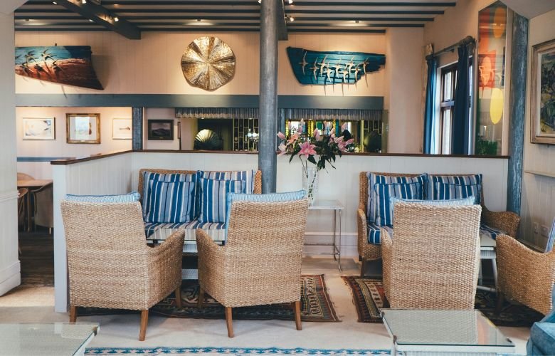 Toques de Vermelho e Dourado: Cores que Elevam o Visual Náutico - inspiração 1