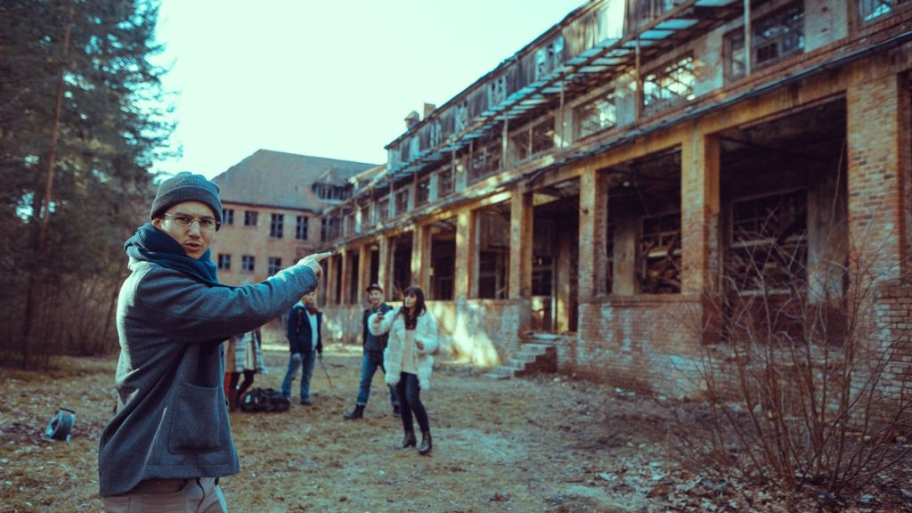 A Arquitetura Fantasmagórica: Corredores Vazios e Símbolos Ocultos - inspiração 1