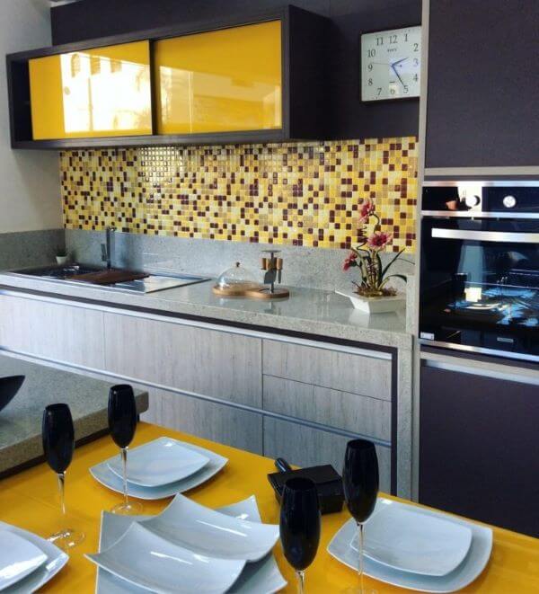 A Integração do Armário Aéreo de Vidro com Outros Materiais - inspiração 2