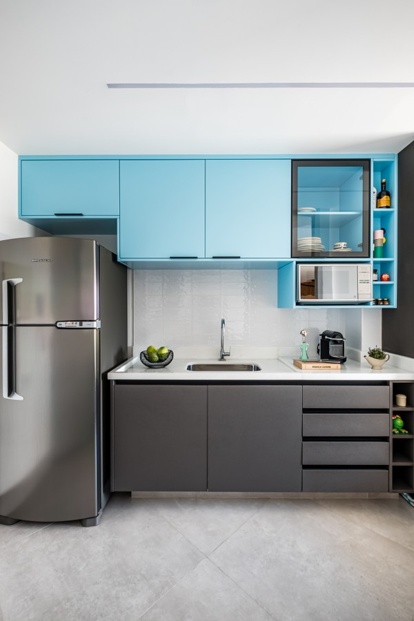 Armários Aéreos de Vidro Colorido: Um Ponto de Cor na Sua Decoração - inspiração 1