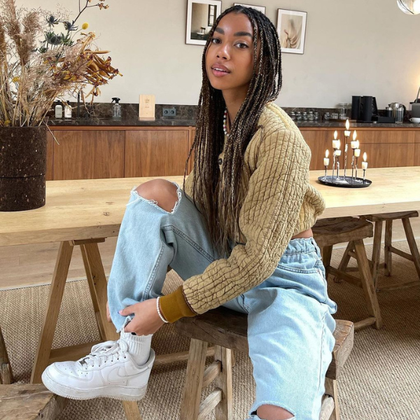 Vestido Midi com Tênis Branco: Leveza e Sofisticação - inspiração 1