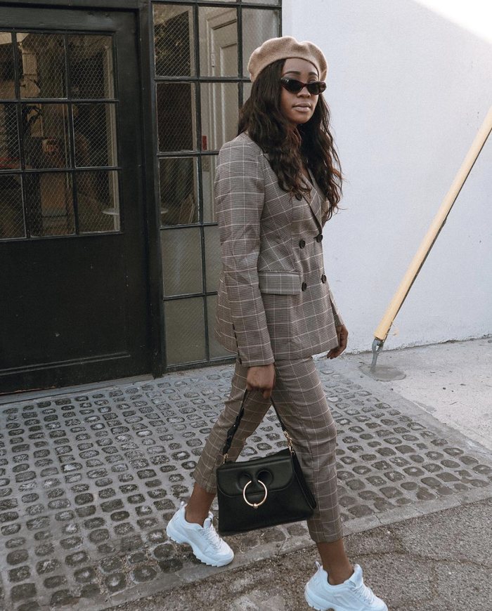 Saia Lápis e Tênis Branco: Um Toque Moderno no Formal - inspiração 2