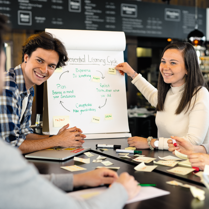 Posicionamento de marca: Como você quer ser vista? Uma identidade forte e consistente se destaca na multidão. - inspiração 1