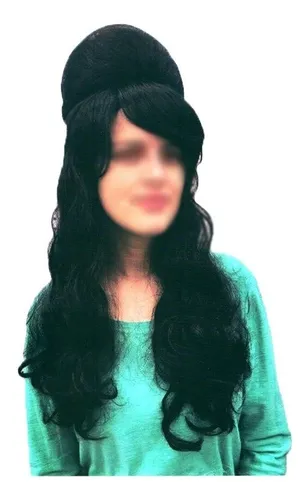 Como recriar o icônico penteado beehive de Amy Winehouse