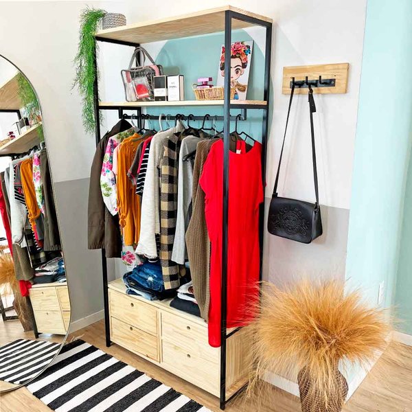 Arara de roupas com gavetas