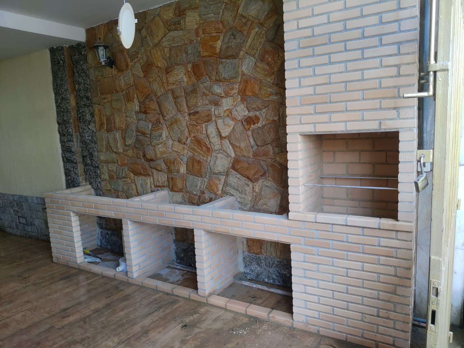 arquitetura minimalista telhado platibanda