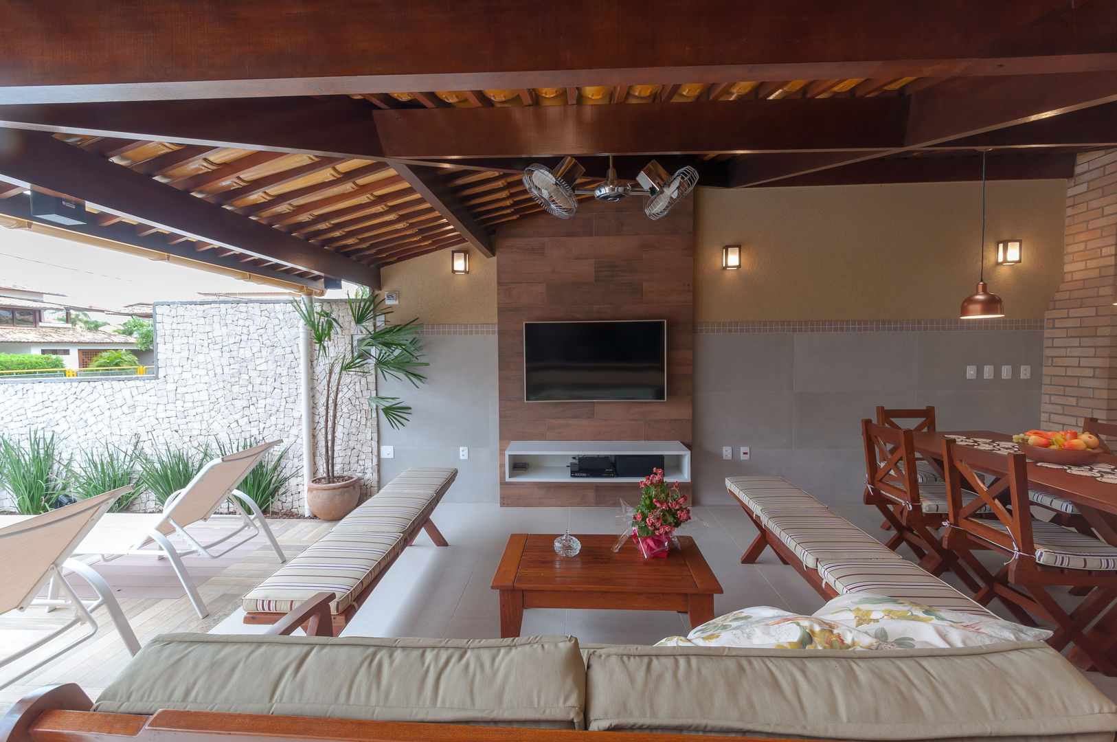 área gourmet externa com piscina e tv