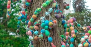 A história por trás da tradição da Árvore de Páscoa