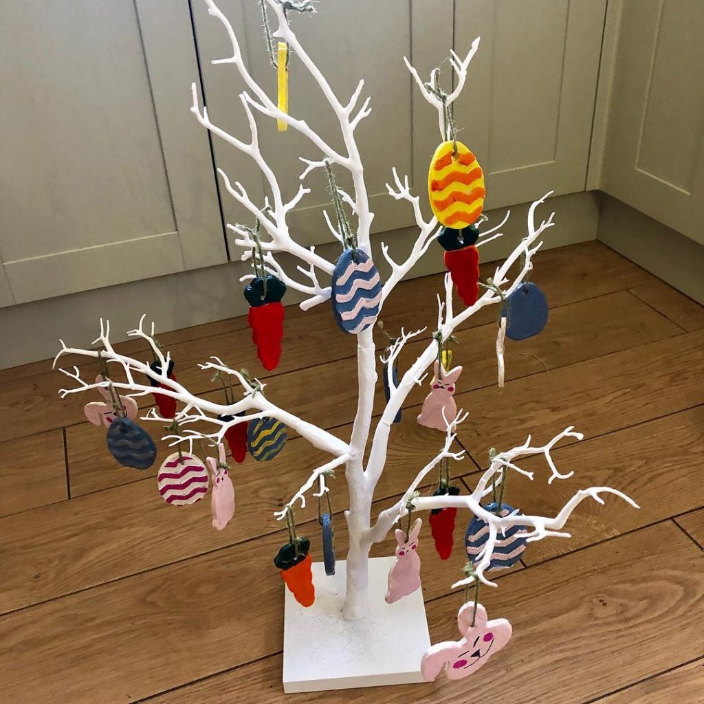 Materiais alternativos para decorar sua árvore de Páscoa