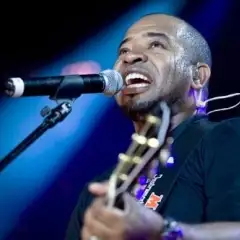 Como 'As Sandálias Eu Já Tirei' Inspira a Adoração Contemporânea