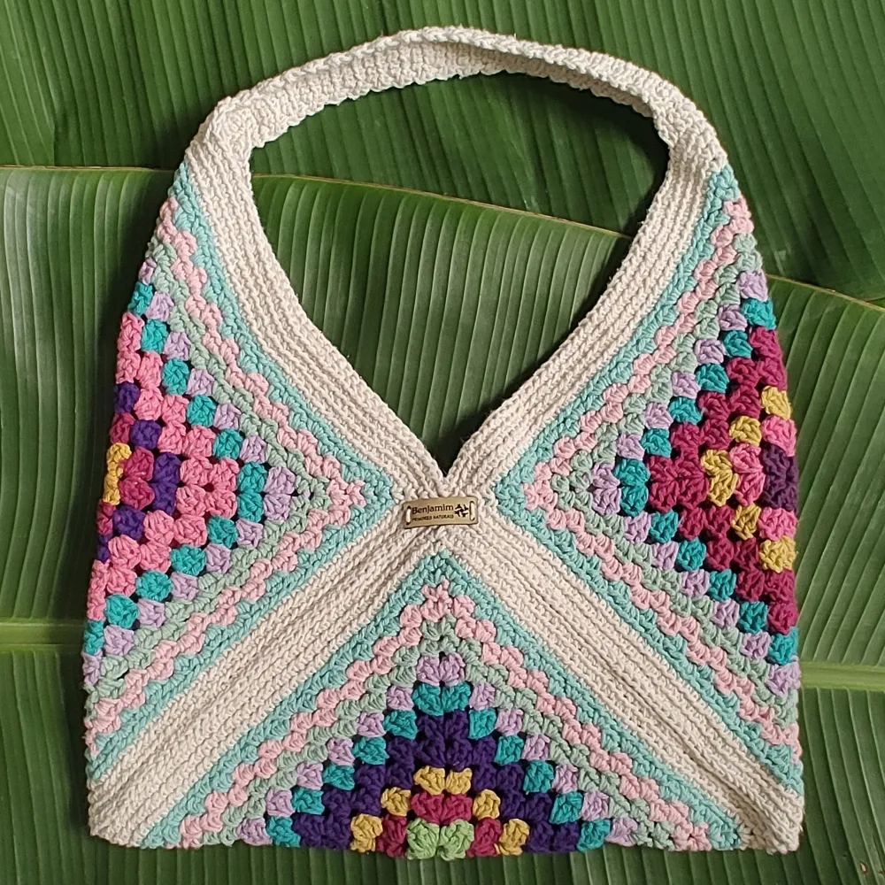 bolsa de crochê com blocos de cor