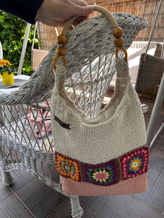 bolsa de crochê com alça de couro