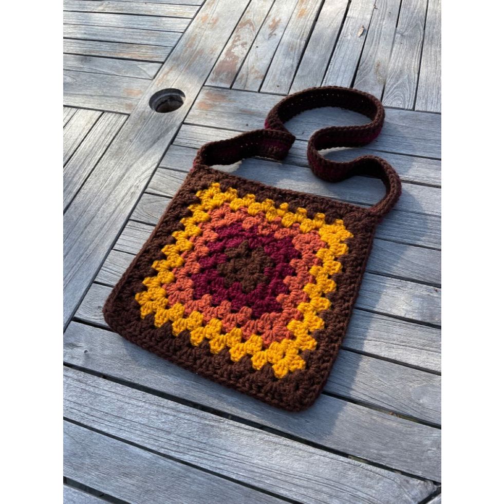 bolsa de crochê com alça de couro