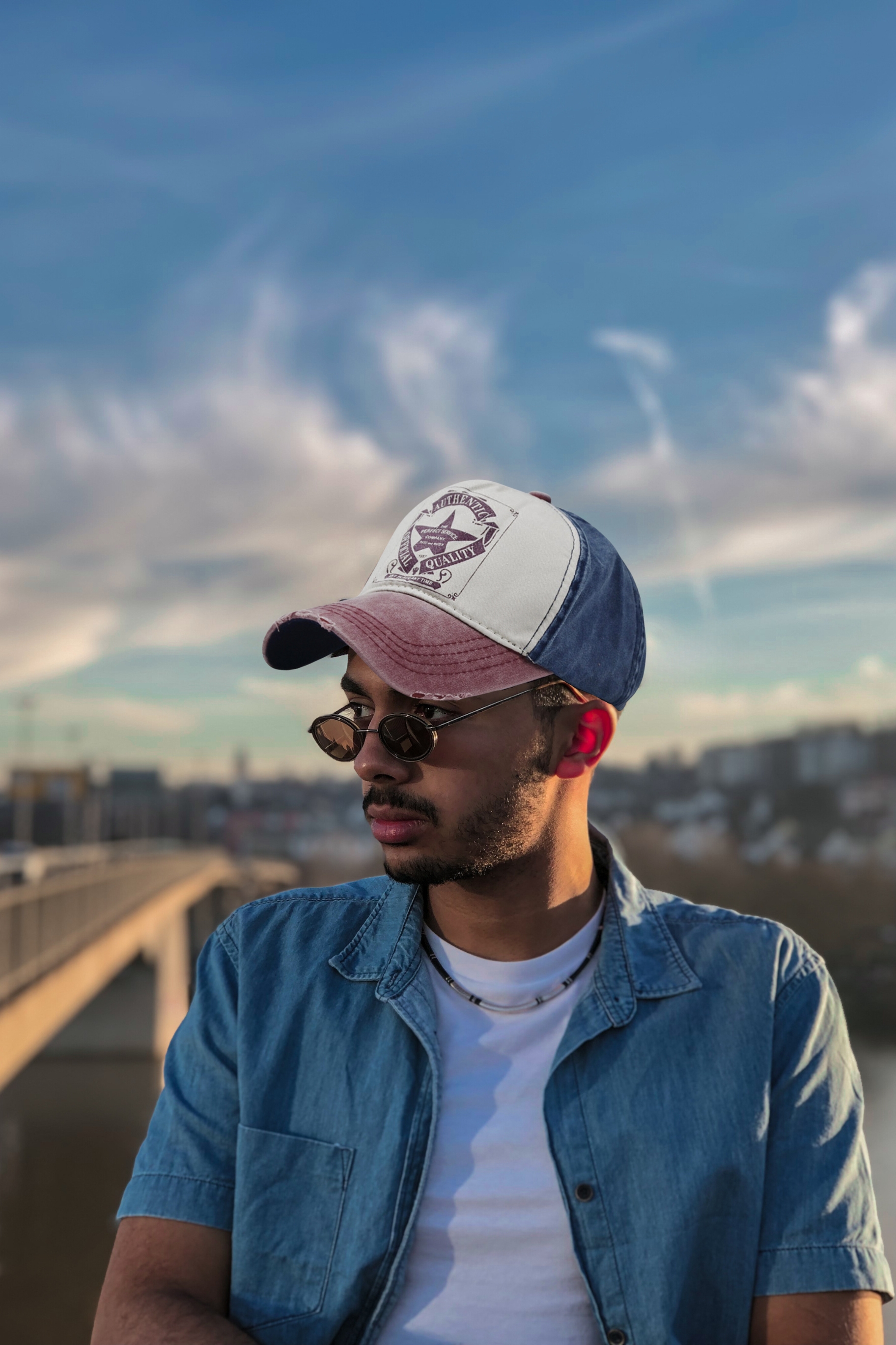 boné estiloso com aba curva