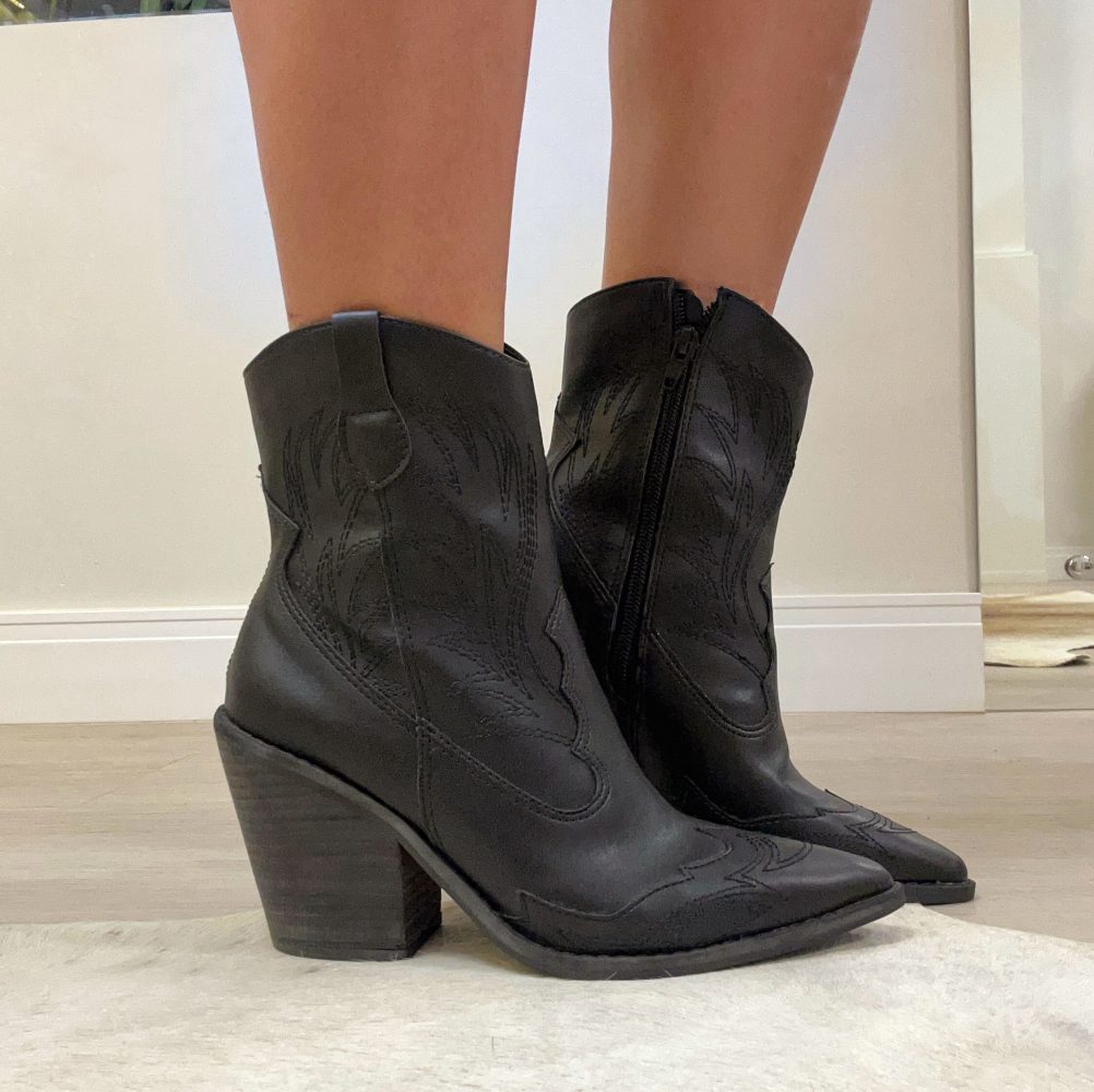 Bota western preta com aplicações de metal