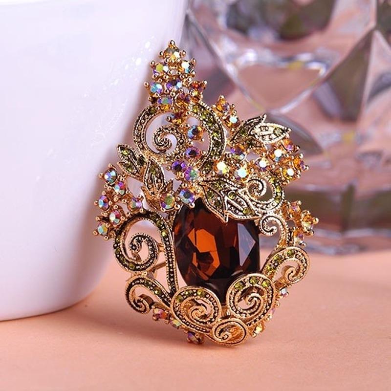 como escolher o broche perfeito para seu vestido de festa