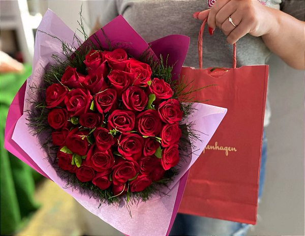 buquê vermelho com 50 rosas