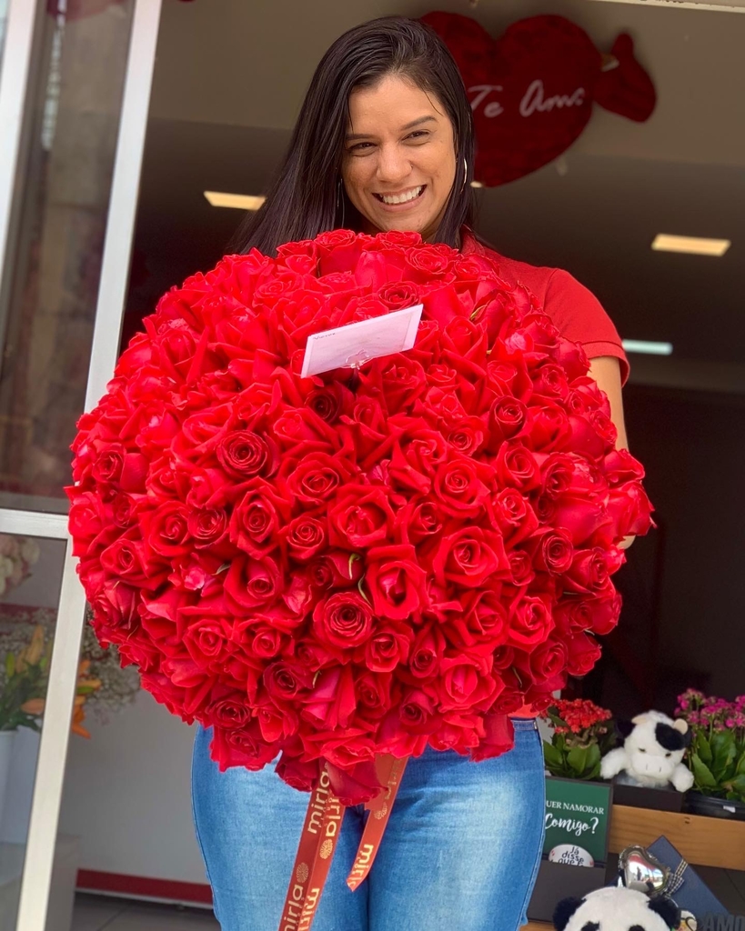 buquê vermelho com 12 rosas