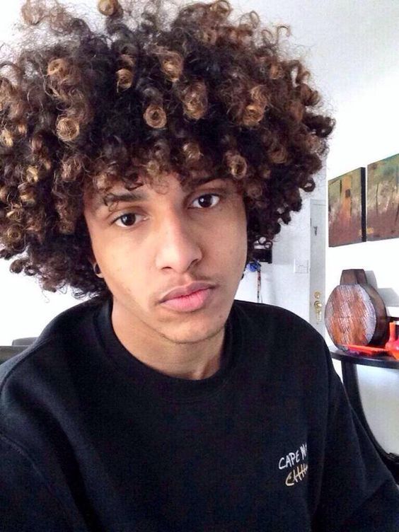 tendências cabelo cacheado masculino