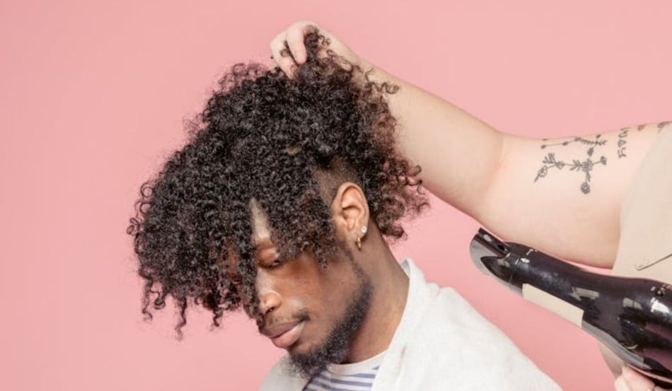 finalização cabelo cacheado masculino