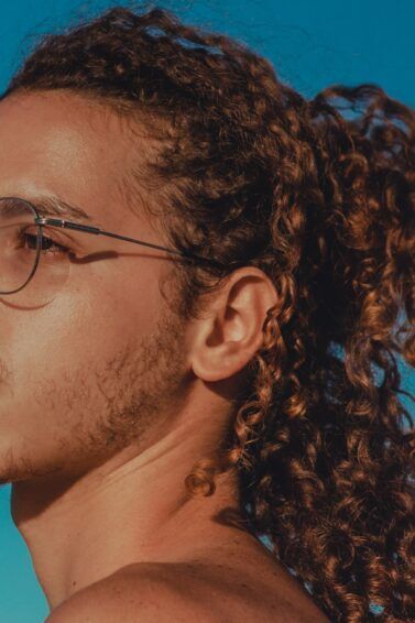 cabelo cacheado masculino curto