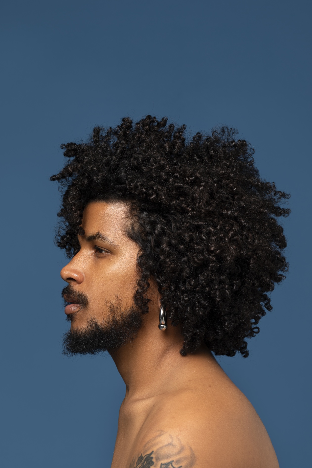 cabelo cacheado masculino curto
