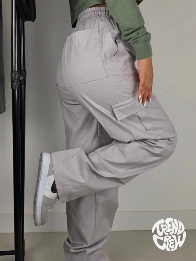 como combinar calça cargo feminina cinza para um look elegante