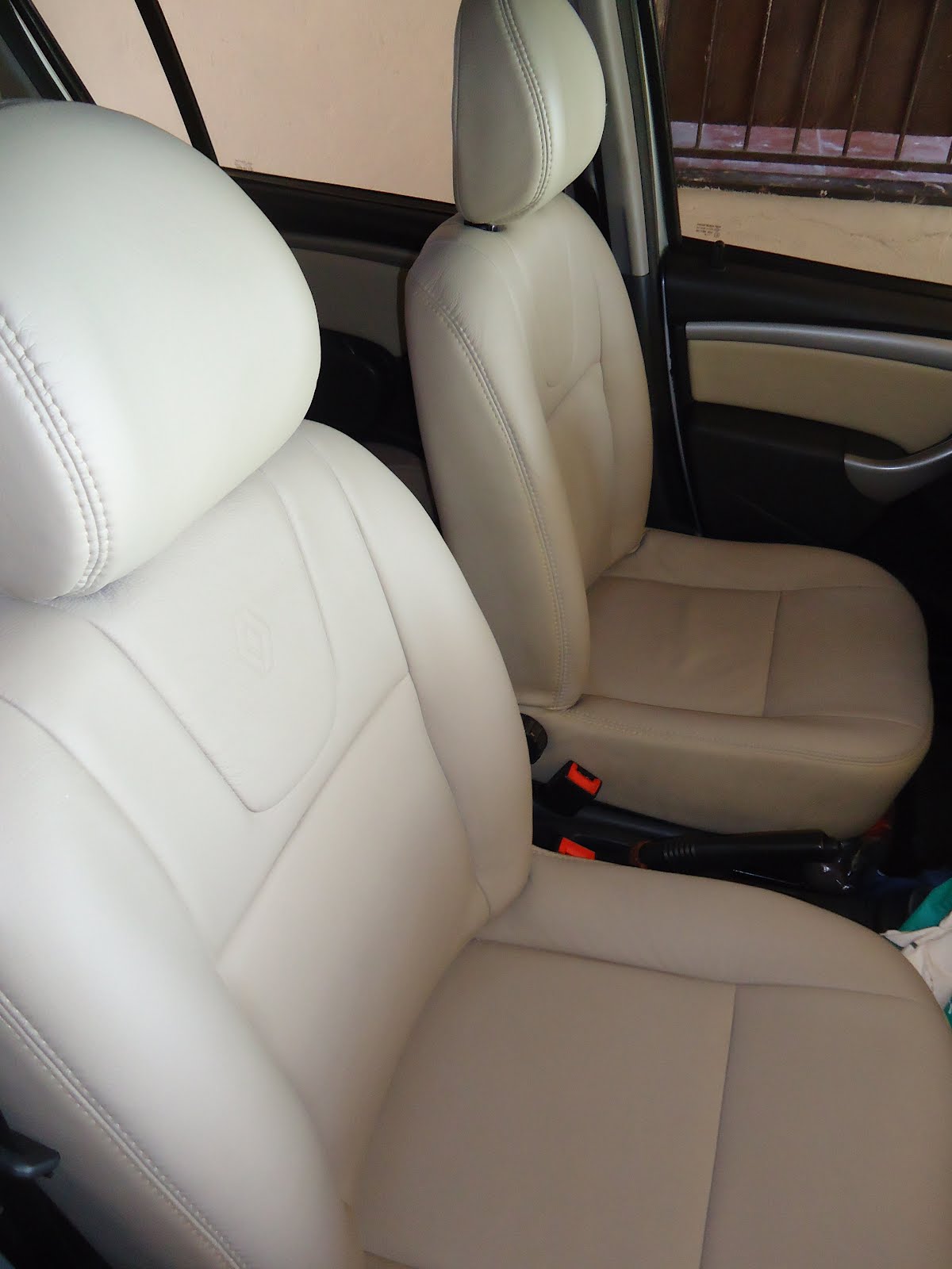 sedan com interior bege