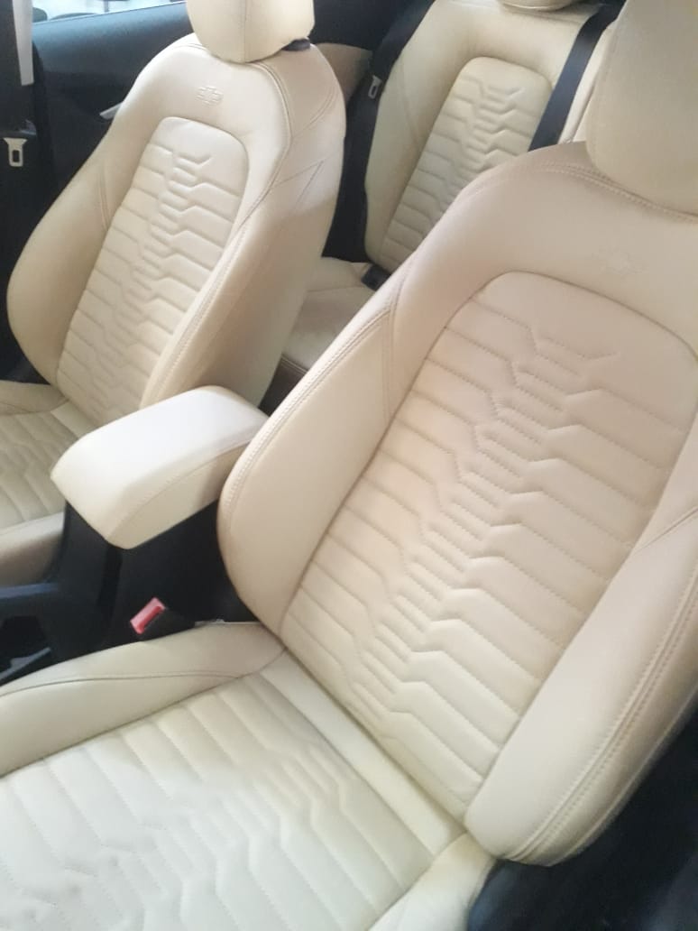 SUV com interior bege