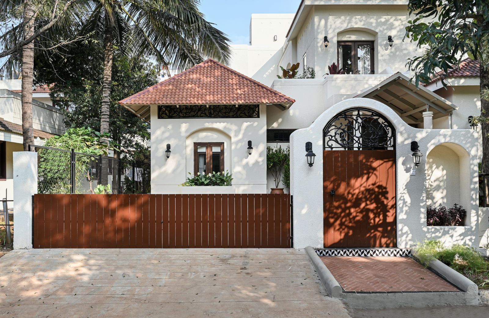 casas com colunas e frontões modernos