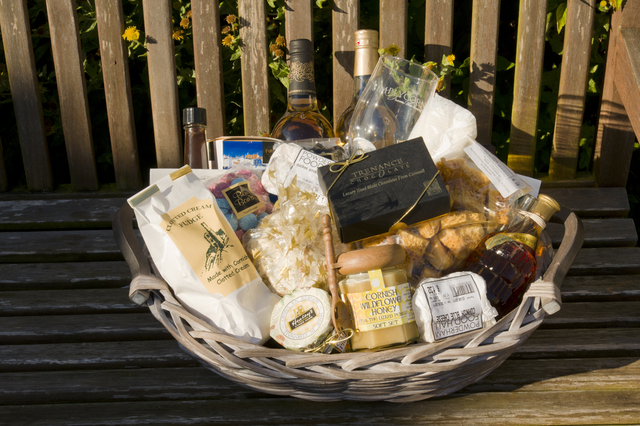 como montar uma cesta de presente para amiga com vinho