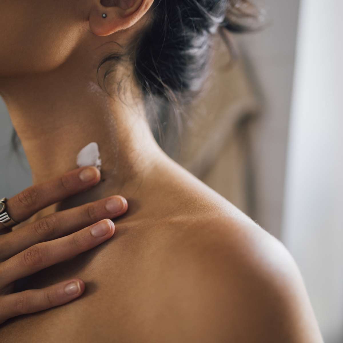 Rotina de Skincare para Pescoço e Colo: O Guia Completo