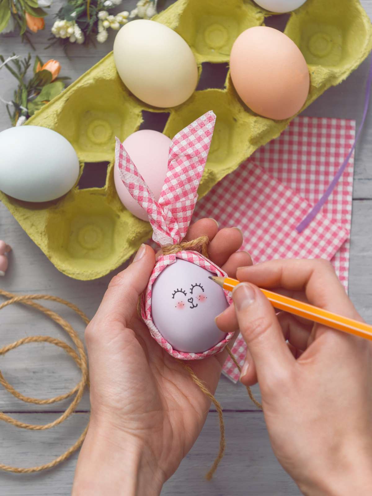 Padrões Geométricos em Ovos: A Técnica da Fita Adesiva