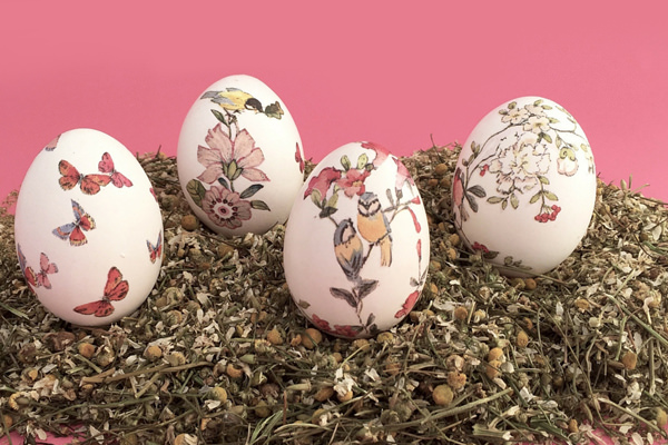 Padrões Geométricos em Ovos: A Técnica da Fita Adesiva