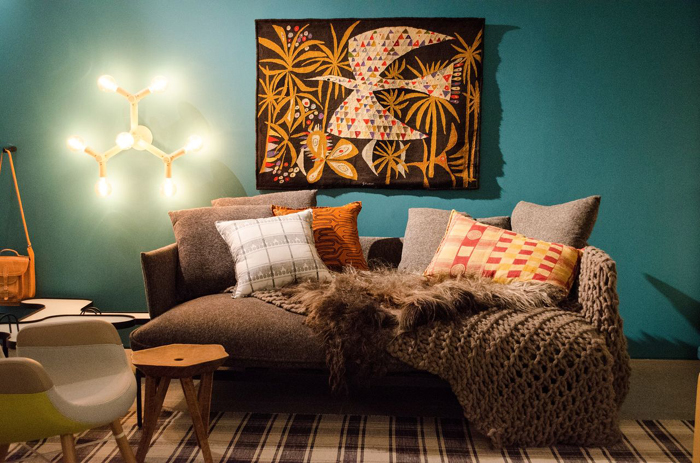 como decorar sala com almofadas coloridas