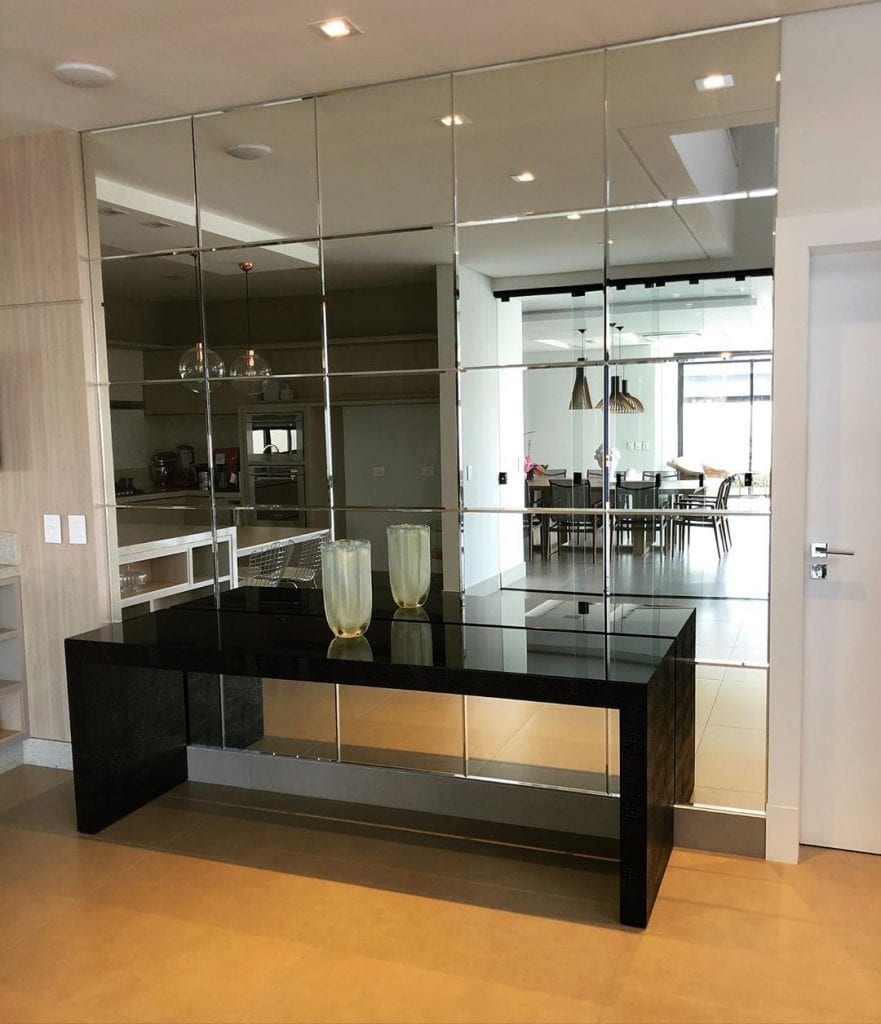 como decorar sala com espelho bisotado