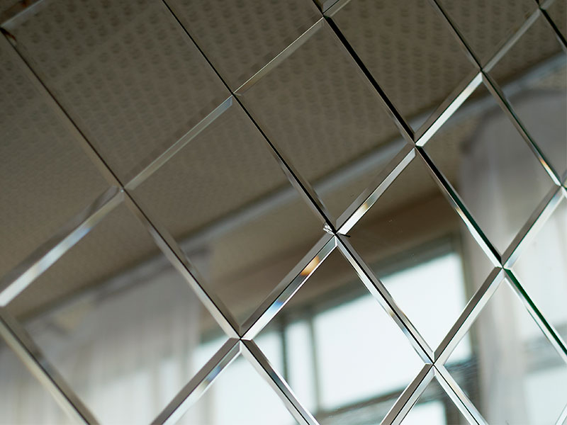 como decorar sala com espelho bisotado