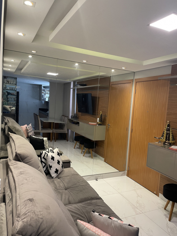 como decorar sala com espelho bisotado