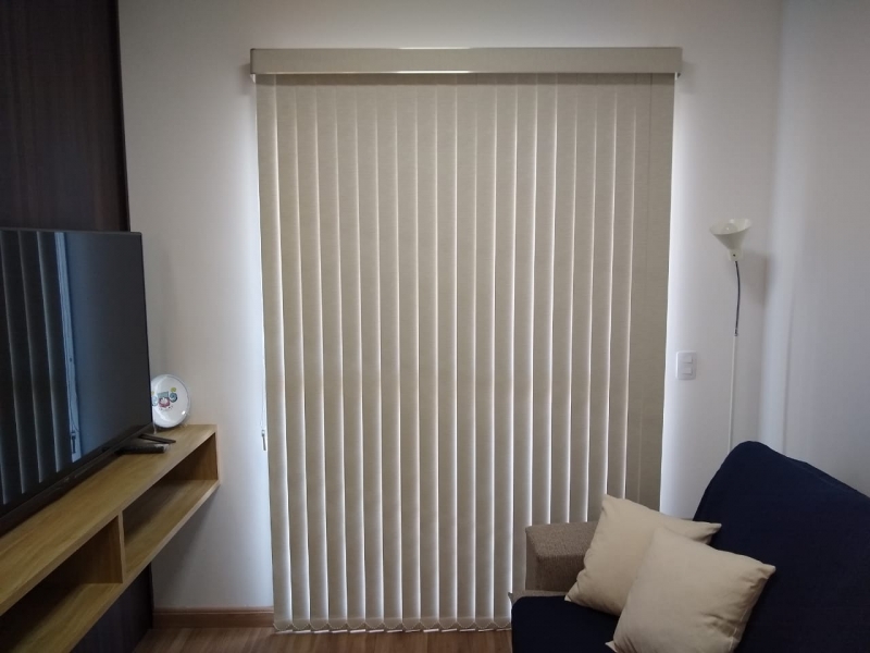 persiana vertical para sala de estar