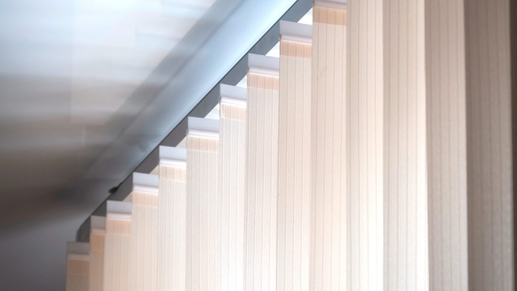 persiana vertical blackout para sala