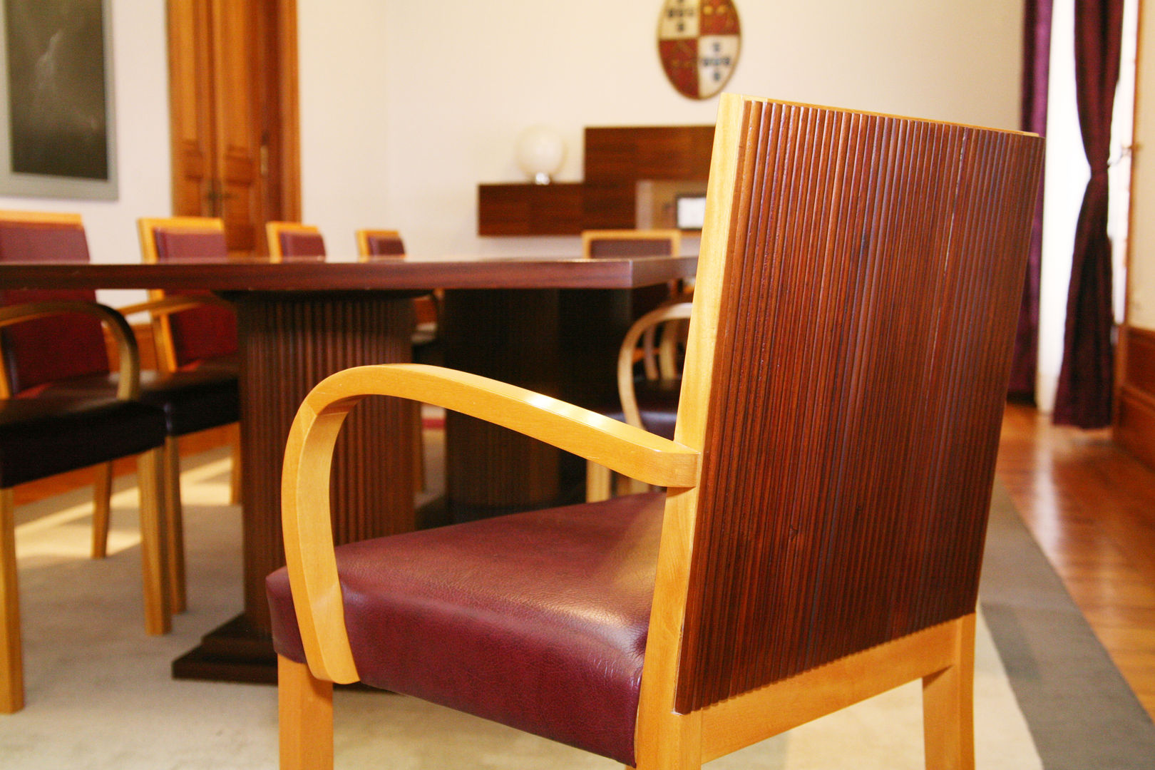 5 ideias de títulos:
1. Guia Completo: Como Escolher a Cadeira Estofada Perfeita para Sua Casa
2. Densidade da Espuma e Tecidos: Os Segredos para uma Cadeira Estofada Durável
3. Ergonomia e Design: Encontrando o Equilíbrio Ideal em Cadeiras Estofadas
4. Cadeira Estofada para Sala de Jantar vs. Home Office: Qual a Melhor Escolha?
5. Manutenção e Limpeza: Cuidados Essenciais com Diferentes Tecidos de Cadeiras Estofadas