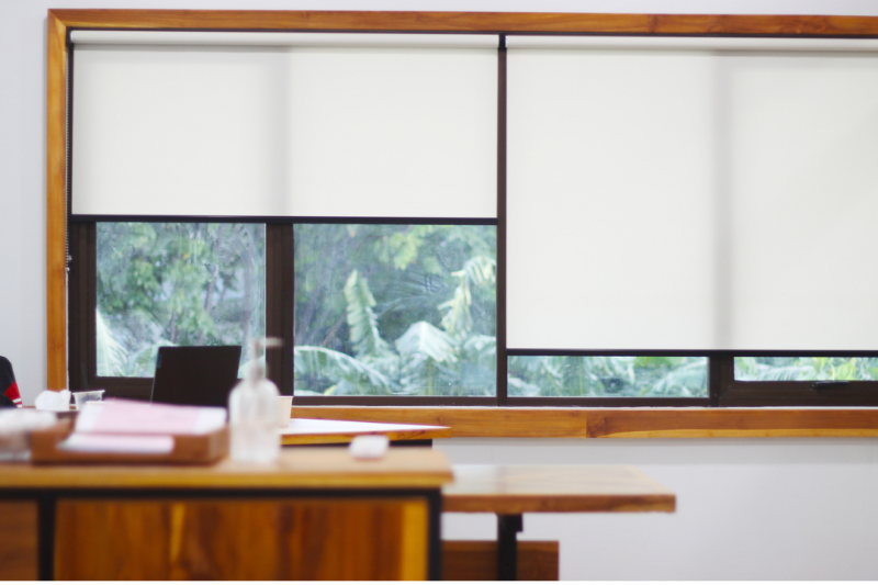 como escolher a melhor persiana para quarto (rolô ou romana)