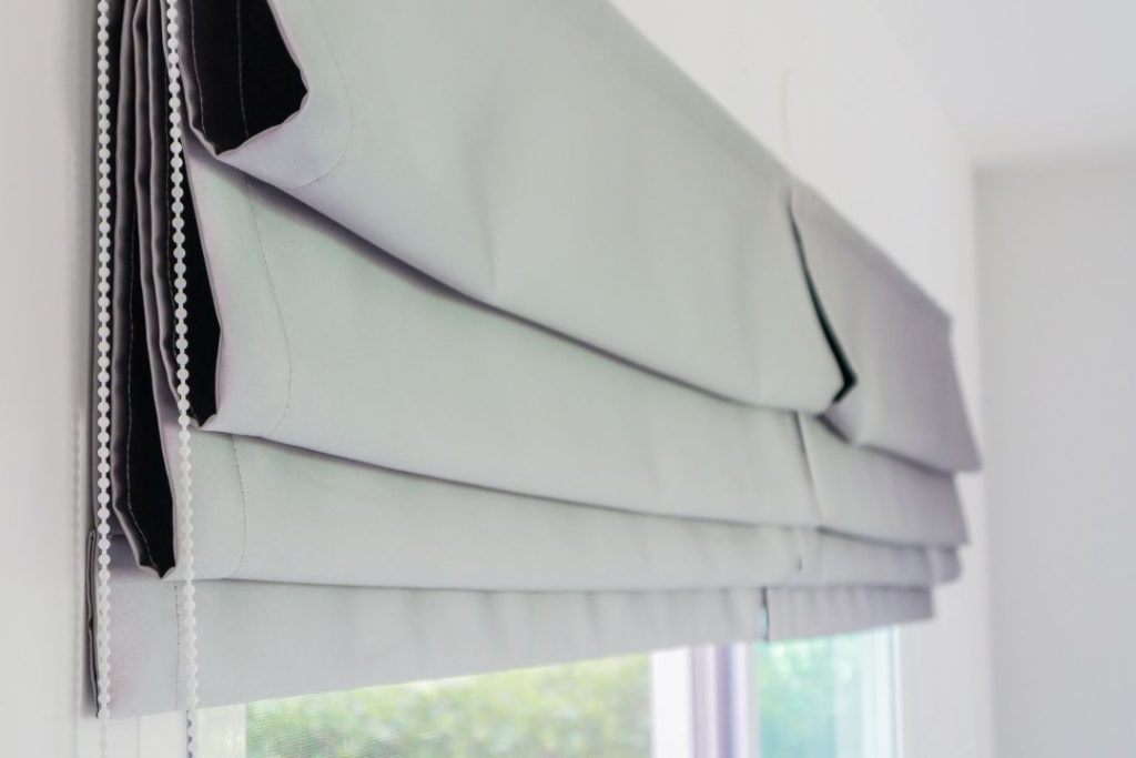 como escolher a melhor persiana para quarto (rolô ou romana)