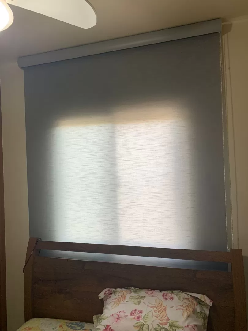 como escolher a melhor persiana para quarto (rolô ou romana)