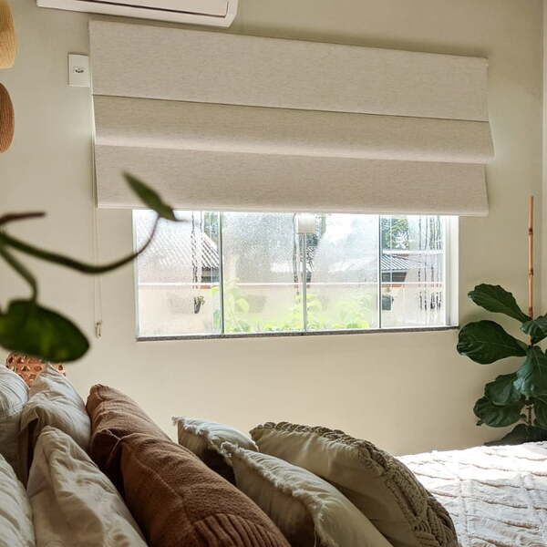 como escolher a melhor persiana para quarto (rolô ou romana)