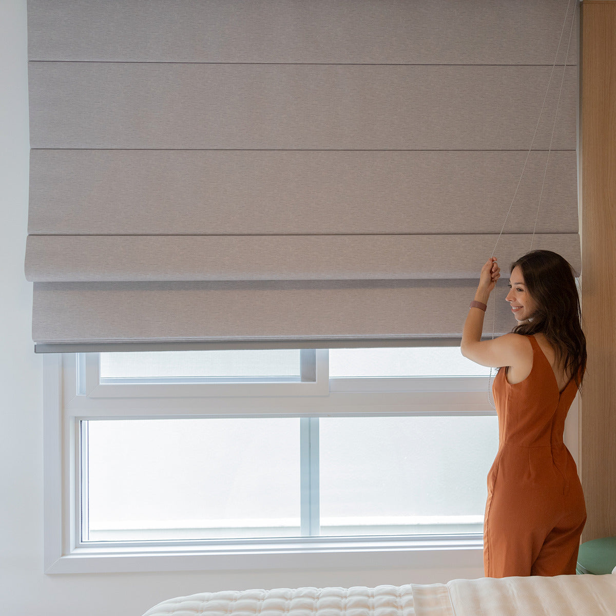 como escolher a melhor persiana para quarto (rolô ou romana)