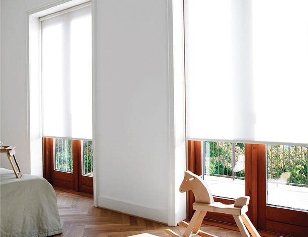 como escolher a melhor persiana para quarto (rolô ou romana)