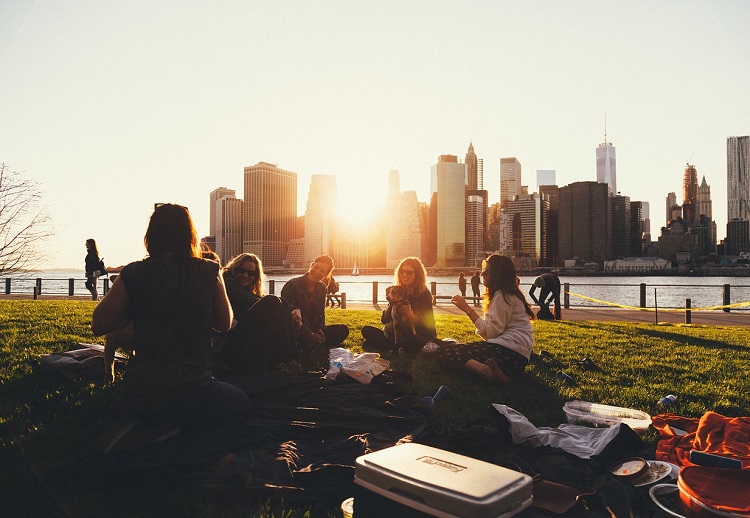 Os Melhores Apps para Conhecer Pessoas em Viagens Solo