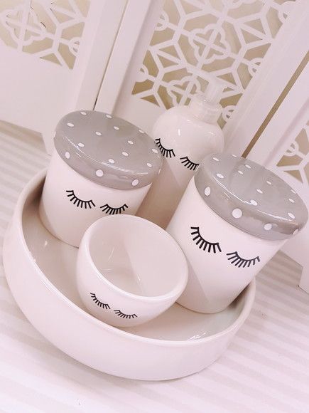 5 ideias de títulos:
1. Kit de Higiene para Bebê DIY: Transforme Potes Reciclados em Organização!
2. Organização de Trocador: Crie seu Kit de Higiene Sustentável.
3. Passo a Passo: Kit de Higiene para Bebê com Materiais Reutilizados.
4. Decoração e Praticidade: Monte seu Kit de Higiene Personalizado.
5. Dicas de Ouro: O que Colocar em Cada Pote do Kit de Higiene do Bebê.