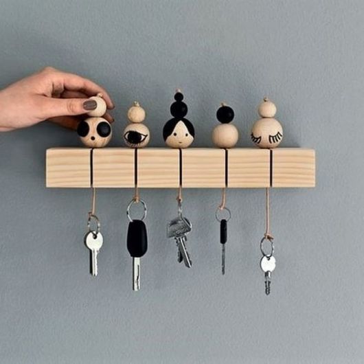 5 ideias de títulos:
1. Porta-Chaves Rústico de Madeira: Guia Completo DIY
2. Transforme Madeira Reciclada em um Porta-Chaves Charmoso
3. Ideias Criativas para um Porta-Chaves de Madeira Personalizado
4. Passo a Passo: Como Fazer um Porta-Chaves de Pallet Durável
5. Acabamentos e Dicas para seu Porta-Chaves de Madeira Rústico